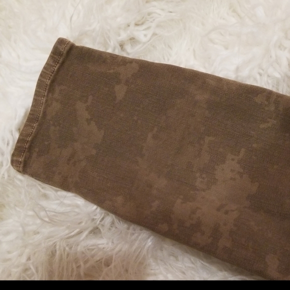 Size 0 or XS..Adorable J Brand Camo Jeans - Picture 5 of 8